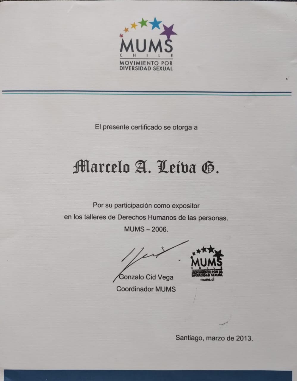 Certificado de reconocimiento que acredita la labor de Marcelo Alejandro Leiva Gutiérrez como Expositor en los talleres de Derechos Humanos organizados por el Movimiento por la Diversidad Sexual (MUMS) en Chile